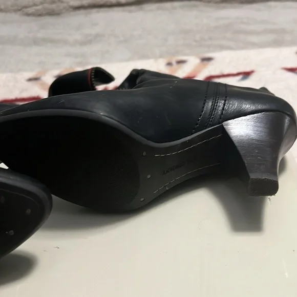 Frye boots. Dannika piping zip boot Size 9. - Picture 6 of 7